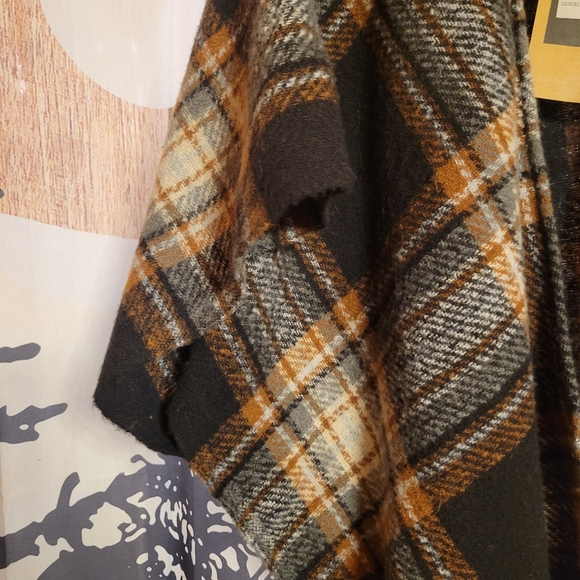 NWT Lincoln Outfitters Clove and Cinnamon plaid Ruana - Picture 3 of 9